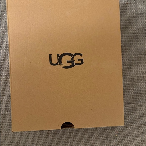 BNWT UGG Fluffita Platform Slides – Red – Size 9 - Picture 14 of 14